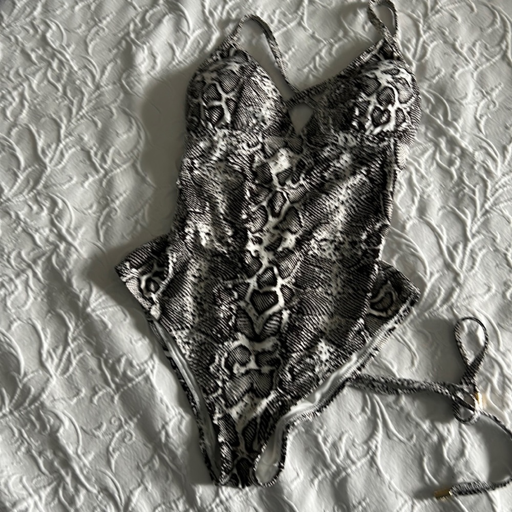 Tommy Bahama one piece, comfy animal, print black-and-white
